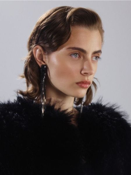 Długie wiszące kolczyki - czarny. Czarne kolczyki damskie Reserved. Za 59.99 zł.