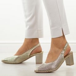 Złote C skórzane Polskie czółenka damskie Deoni D136A. Żółte czółenka damskie Deoni, w ażurowe wzory, ze skóry, bez obcasa, na obcasie. Za 429.00 zł.