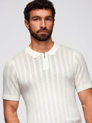 Ażurowa koszulka polo męska z suwakiem przy dekolcie – biała V1 - Rozmiar: XL. Białe koszulki polo męskie Ombre Clothing, na lato, m, w ażurowe wzory, z dzianiny, bez ramiączek. W wyprzedaży za 149.99 zł.