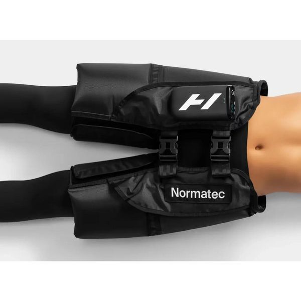 Normatec Premier Hips – bezprzewodowe spodenki do regeneracji bioder i lędźwi. Czarne szorty damskie HYPERICE, bez wzorów, z materiału, sportowe. Za 3,599.00 zł.