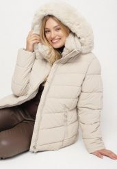 Ciemnobeżowa Taliowana Kurtka z Pikowanymi Przeszyciami i Kapturem z Futrem Acindria. Brązowe kurtki damskie Born2be, plus size, bez wzorów, z dzianiny. Za 229.99 zł.