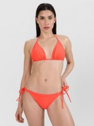 4F Góra od bikini damska - czerwona L. Czerwone bikini damskie 4f, bez wzorów. W wyprzedaży za 39.99 zł.