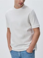 T-shirt regular ze strukturalnej dzianiny - złamana biel. T-shirty męskie Reserved, l, bez wzorów, z bawełny, bez kołnierzyka. Za 79.99 zł.