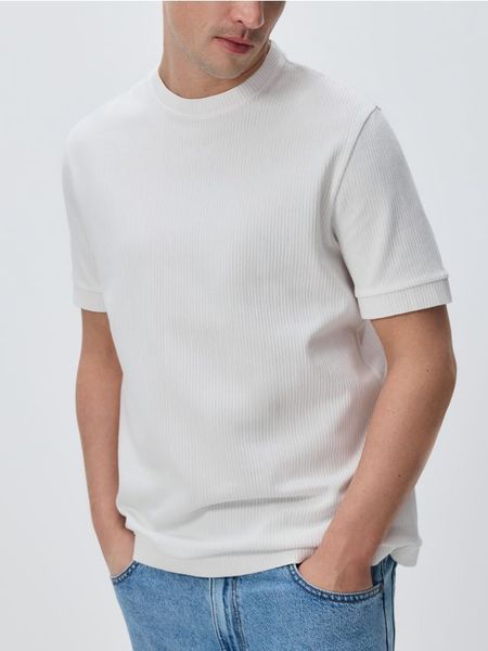 T-shirt regular ze strukturalnej dzianiny - złamana biel. T-shirty męskie Reserved, l, bez wzorów, z bawełny, bez kołnierzyka. Za 79.99 zł.