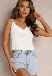 Biały Top Ozdobiona Koronką z Tkaniny Plumeti Assunta. Białe topy damskie Renee, l, bez wzorów, z koronki, bez kołnierzyka. Za 44.99 zł.