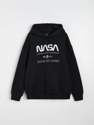 Bluza hoodie z nadrukiem NASA - czarny. Czarne bluzy bez kaptura męskie Sinsay, bez wzorów, sportowe, bez kołnierzyka, bez ramiączek. Za 69.99 zł.