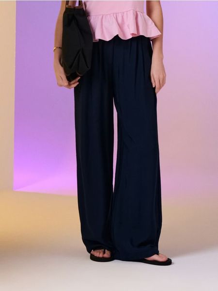 Wiskozowe spodnie wide leg - granatowy. Niebieskie spodnie materiałowe damskie Sinsay, bez wzorów, z wiskozy. Za 49.99 zł.