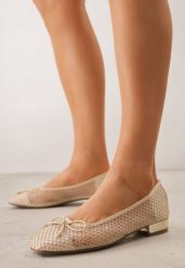 Beżowe Balerinki ze Skórzaną Wkładką Siateczkową Cholewką Kokardą i Cyrkoniami Dorixa. Brązowe baleriny damskie Renee, bez wzorów, z jeansu, bez obcasa. Za 69.99 zł.