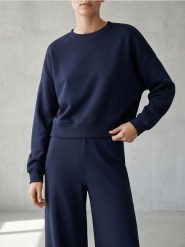 Krótka bluza crewneck - granatowy. Niebieskie bluzy bez kaptura damskie Sinsay, l, bez wzorów, bez ramiączek, krótkie, bez kaptura. Za 49.99 zł.