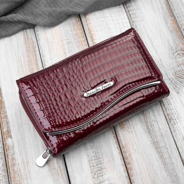 Portfel damski skórzany lakierowany z tłoczeniem croco burgundowy SP-24-CBGD. Czerwone portfele damskie Paolo Peruzzi, bez wzorów, z lakierowanej skóry. Za 109.00 zł.