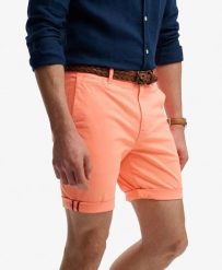 Superdry Premium Regular chino szorty Slim Fit – Washed Peach. Czerwone szorty męskie Superdry., bez wzorów, z bawełny, eleganckie. Za 274.75 zł.