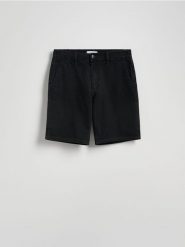 Szorty jeansowe slim fit - czarny. Czarne szorty męskie Reserved, z denimu, bez kołnierzyka. W wyprzedaży za 89.99 zł.