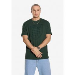 Koszulka sportowa męska Prosto Shield z krótkim rękawem. Zielone spodnie dresowe męskie Prosto., bez wzorów, z dresówki. W wyprzedaży za 86.99 zł.