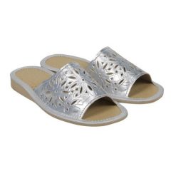 Kapcie damskie klapki R.36 na koturnie z wycięciami lekkie wygodne odkryte KD-02-SR-36. Niebieskie klapki damskie w ażurowe wzory, z lakierowanej skóry, bez obcasa, na koturnie. Za 23.37 zł.