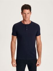 T-shirt slim z rozpinanym dekoltem - granatowy. Niebieskie t-shirty męskie Reserved, l, bez wzorów, z bawełny, bez kołnierzyka. Za 59.99 zł.