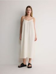 Sukienka midi z muślinu - złamana biel. Sukienki damskie Reserved, l, bez wzorów, z bawełny, bez kołnierzyka, bez ramiączek, midi. W wyprzedaży za 69.99 zł.