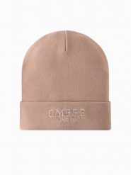 Czapka męska dzianinowa beanie z haftowanym napisem – piaskowa V6. Czapki męskie Ombre Clothing, bez wzorów, z dzianiny, eleganckie. Za 129.99 zł.