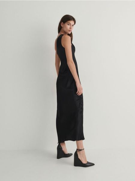 Sukienka maxi z dekoracyjną różą - czarny. Czarne sukienki damskie Reserved, l, bez wzorów, z tkaniny, bez kołnierzyka, bez ramiączek, maxi, dopasowane. W wyprzedaży za 69.99 zł.