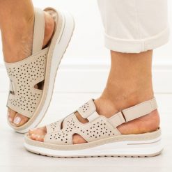 Beżowe skórzane sandały damskie Cambell 40330. Brązowe sandały damskie Cambell, bez wzorów, z jeansu, bez obcasa, na platformie. Za 219.00 zł.