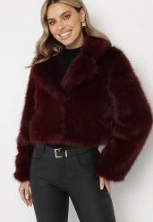 Bordowa Futerkowa Kurtka o Krótkim Kroju z Eleganckim Kołnierzem Tazamisa. Czerwone kurtki damskie Born2be, m, bez wzorów, z jeansu, bez kaptura. Za 179.99 zł.