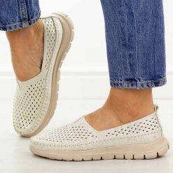 Beżowe ażurowe półbuty damskie Sergio Leone Mk099H. Brązowe półbuty damskie Sergio Leone, w ażurowe wzory, z jeansu, casualowe, z okrągłym noskiem, bez obcasa, na płaskiej podeszwie. Za 149.00 zł.