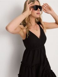 Sukienka mini z efektem stopniowania i wiskozą - czarny. Czarne sukienki damskie Sinsay, l, bez wzorów, z wiskozy, bez kołnierzyka, bez ramiączek, mini. Za 49.99 zł.