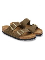 Birkenstock Klapki "Arizona" w kolorze khaki rozmiar: 36. Brązowe klapki damskie Birkenstock, bez wzorów, ze skóry, bez obcasa. Za 368.64 zł.