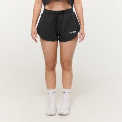 Szorty damskie fitness luźne Relay Black. Czarne spodenki sportowe damskie GYMBEAM, bez wzorów, z bawełny, klasyczne. Za 109.90 zł.