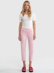 Spodnie damskie z krótką nogawką jasnoróżowe Lucia 600. Czerwone spodnie materiałowe damskie Big Star, bez wzorów, z denimu, retro. W wyprzedaży za 119.99 zł.