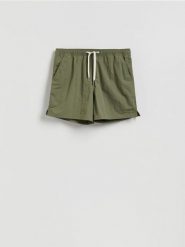 Gładkie szorty plażowe - oliwkowy. Zielone szorty męskie Reserved, z tkaniny, bez kołnierzyka. Za 79.99 zł.