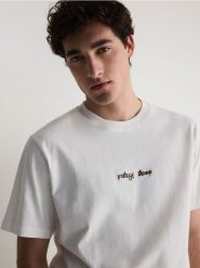 T-shirt relaxed fit - złamana biel. T-shirty męskie Reserved, l, bez wzorów, z bawełny, bez kołnierzyka. W wyprzedaży za 45.99 zł.