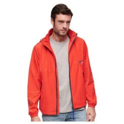 Kurtka Superdry Czerwona Wiatrówka. Czerwone kurtki męskie Superdry., m, bez wzorów, z materiału, eleganckie, z kapturem. Za 393.30 zł.