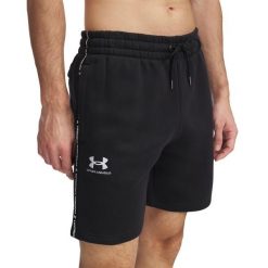 Spodenki Męskie Sportowe Under Armour Na Co Dzień Fleece Short Taping. Czarne szorty męskie Under Armour, bez wzorów, z materiału, sportowe. Za 218.95 zł.
