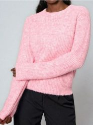 Sweter o grubym splocie z domieszką wełny - różowy. Czerwone swetry klasyczne damskie Sinsay, l, z wełny, bez kołnierzyka. Za 59.99 zł.