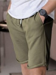 Szorty slim fit - khaki. Brązowe szorty męskie Sinsay, bez kołnierzyka. W wyprzedaży za 22.99 zł.