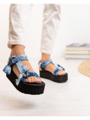 Bellucci Sandały w kolorze niebieskim na obcasie rozmiar: 38. Niebieskie sandały damskie Bellucci, bez wzorów, bez obcasa, na koturnie. Za 82.99 zł.