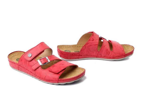 DR. BRINKMANN 700745-04 rot, klapki damskie. Czerwone klapki damskie Dr. Brinkmann, bez wzorów, ze skóry, bez obcasa. Za 263.42 zł.