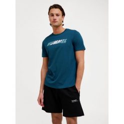 Koszulka z logo Hummel Graphic. Niebieskie t-shirty sportowe męskie HUMMEL, z bawełny, bez ramiączek, na fitness i siłownię. Za 137.50 zł.