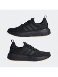 Adidas Buty "Swift Run 23" w kolorze czarnym do biegania rozmiar: 42. Czarne obuwie do biegania damskie Adidas. Za 218.57 zł.
