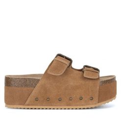 Klapki Badura. Brązowe klapki damskie Badura, bez wzorów, bez obcasa. Za 229.99 zł.