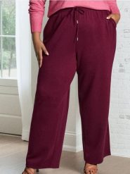 Spodnie wide leg z domieszką wiskozy Plus Size - bordowy. Czerwone spodnie materiałowe damskie Sinsay, bez wzorów, z wiskozy, plus size. Za 59.99 zł.