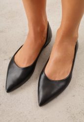 Czarne Balerinki ze Szpiczastymi Noskami w Eleganckim Stylu Lagenaria. Czarne baleriny damskie Renee, bez wzorów, z jeansu, bez obcasa. Za 59.99 zł.