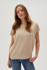 Gładki sweter z krótkimi rękawami beżowy. Brązowe swetry klasyczne damskie MOODO, l, z wiskozy, bez kołnierzyka. W wyprzedaży za 79.99 zł.
