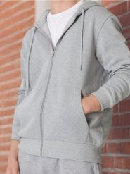 Bluza z kapturem - szary. Szare bluzy sportowe męskie Sinsay, bez wzorów, z bawełny, sportowe, bez kołnierzyka, bez ramiączek. Za 49.99 zł.