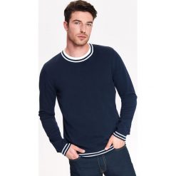SWETER MĘSKI Z GŁADKIEJ DZIANINY Z KONTRASTOWYM DEKOLTEM. Niebieskie swetry męskie TOP SECRET, na jesień, l, z aplikacjami, z dzianiny, bez kołnierzyka. W wyprzedaży za 39.99 zł.