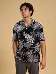 Wiskozowa koszula z letnim motywem - czarny. Czarne koszule męskie Sinsay, na lato, l, bez wzorów, z wiskozy, bez kołnierzyka, bez ramiączek. Za 39.99 zł.