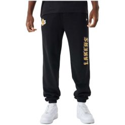 Spodnie męskie New Era NBA Team Script Jogger Los Angeles Lakers. Czarne spodnie dresowe męskie New Era, bez wzorów, z dresówki. Za 267.05 zł.