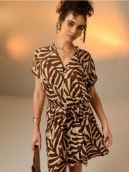 Wiskozowa sukienka mini z materiałowym paskiem - brązowy. Brązowe sukienki damskie Sinsay, l, bez wzorów, z materiału, bez kołnierzyka, bez ramiączek, mini. Za 39.99 zł.