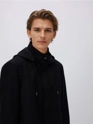 Krótki płaszcz z kapturem - czarny. Czarne płaszcze męskie Reserved, l, bez wzorów, z tkaniny. Za 299.99 zł.