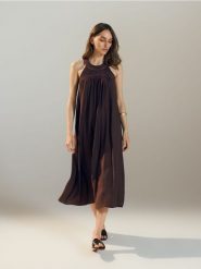 Sukienka z ażurową górą - mahoniowy. Brązowe sukienki damskie Reserved, l, w ażurowe wzory, z materiału, bez kołnierzyka, bez ramiączek. Za 179.99 zł.